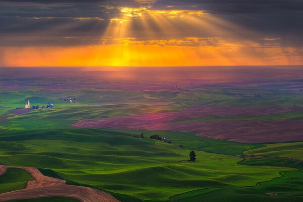 Plaines et collines au soleil