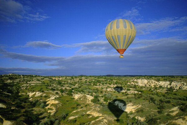 Magníficas vistas de las verdes colinas desde un globo aerostático