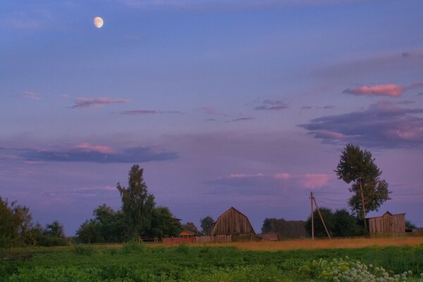 Der Nachthimmel im vom Mond beleuchteten Dorf