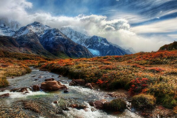 Desktop-Hintergrund: Berge, üppige Wolken, schneller Fluss