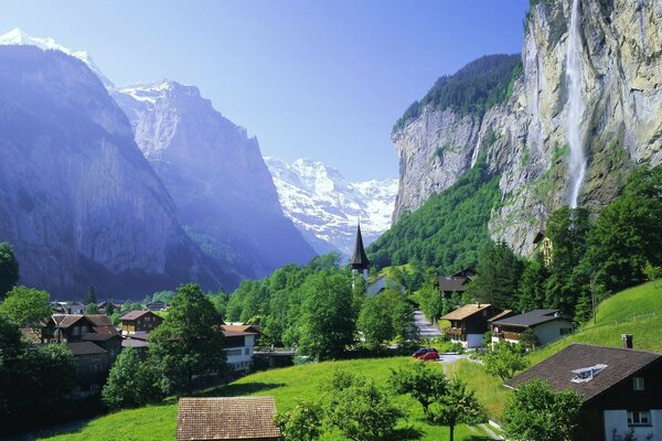 Petite ville parmi les rochers