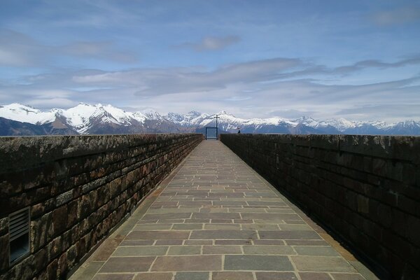 Camino a las montañas nevadas