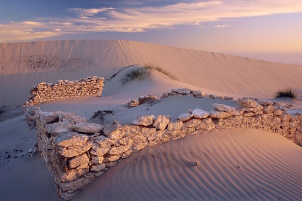 Sable du désert avec des pierres