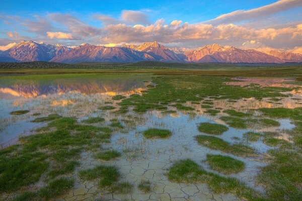 Los picos de las montañas se reflejan en el agua