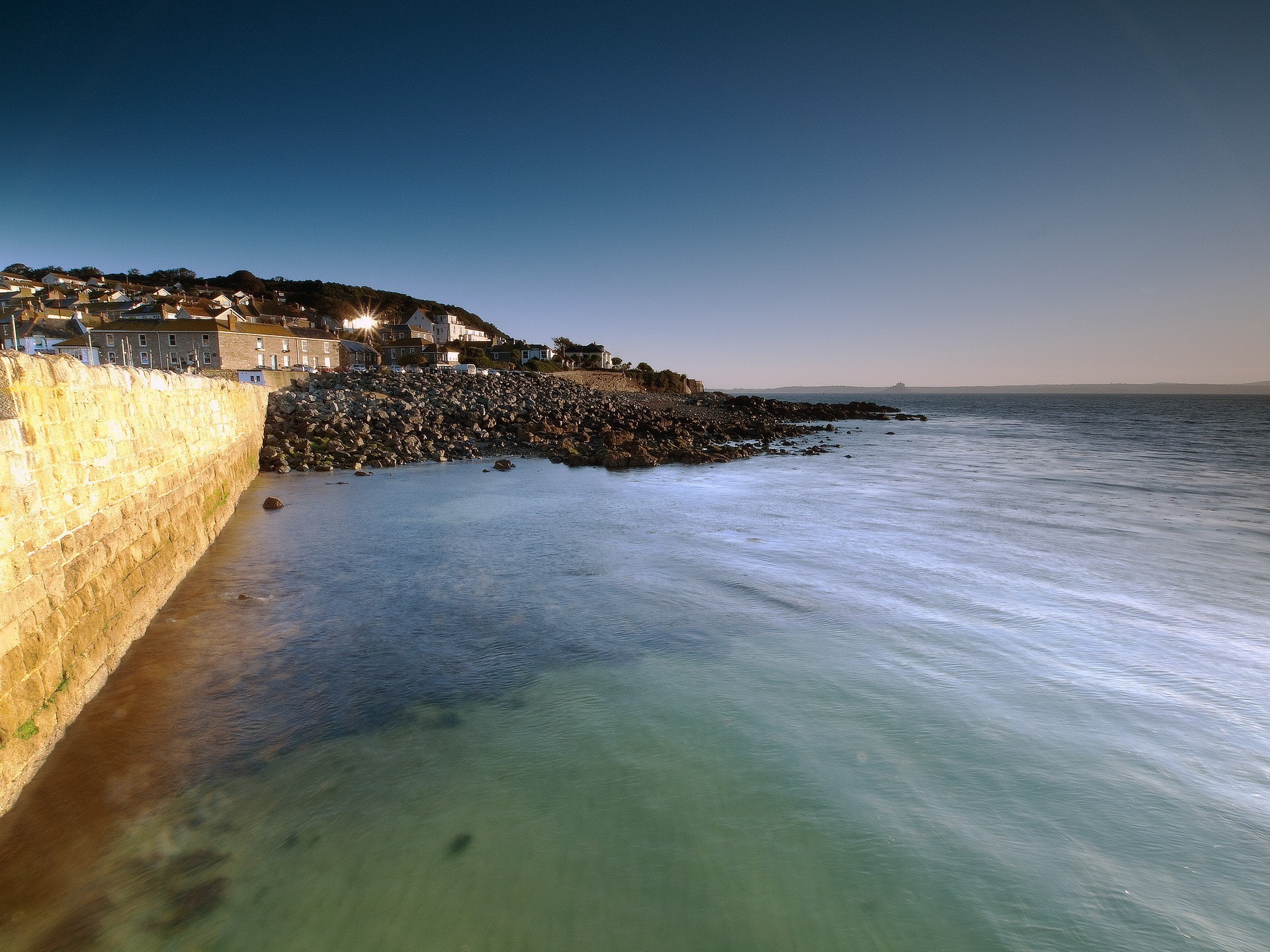 mer mur eau ciel côte maisons