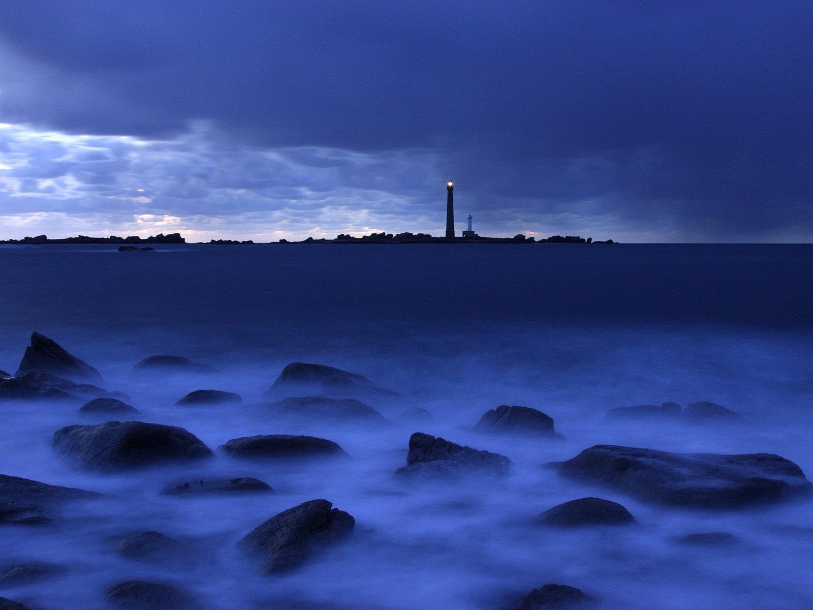 pietre faro blu mare