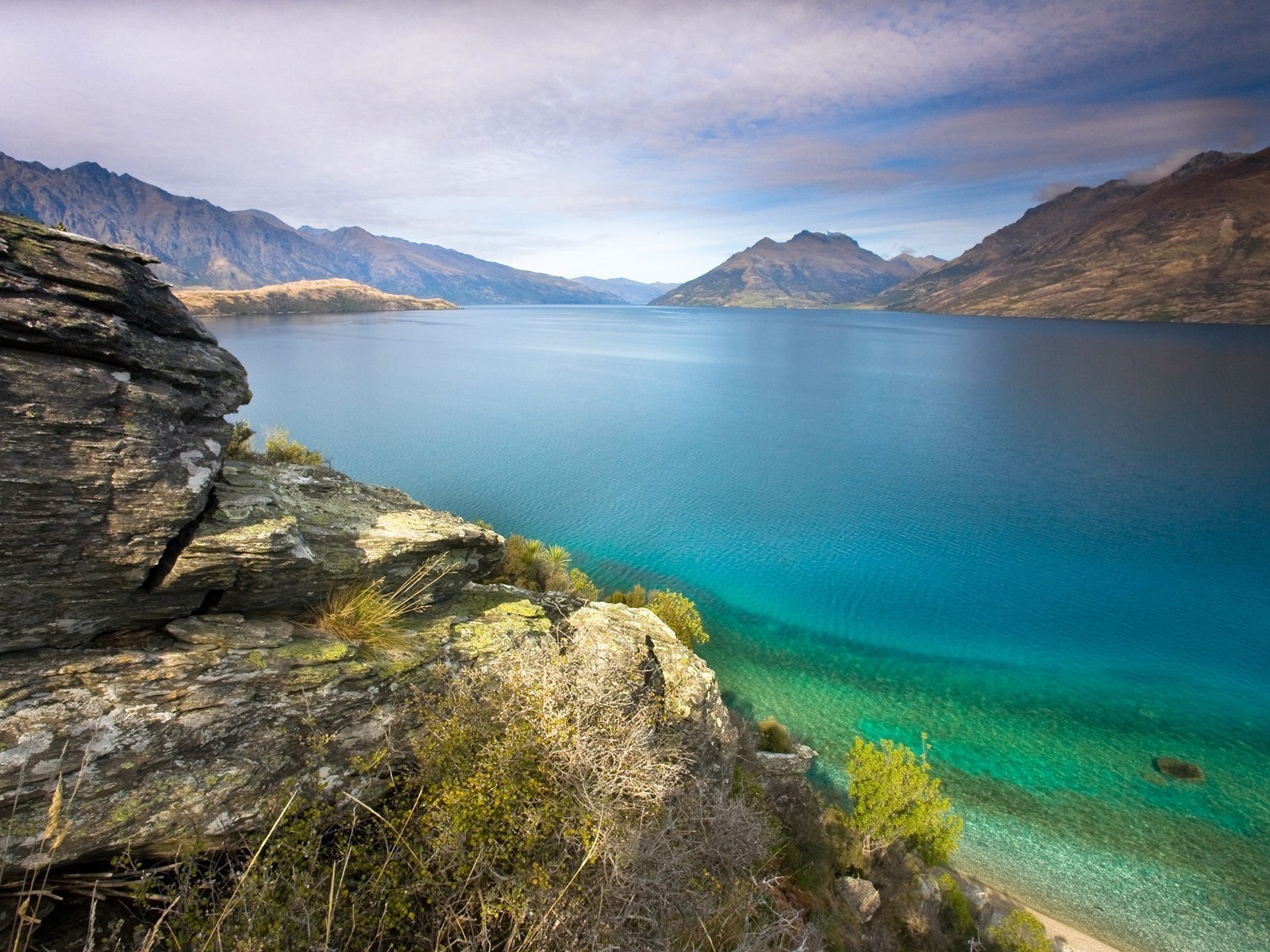 lago montañas agua