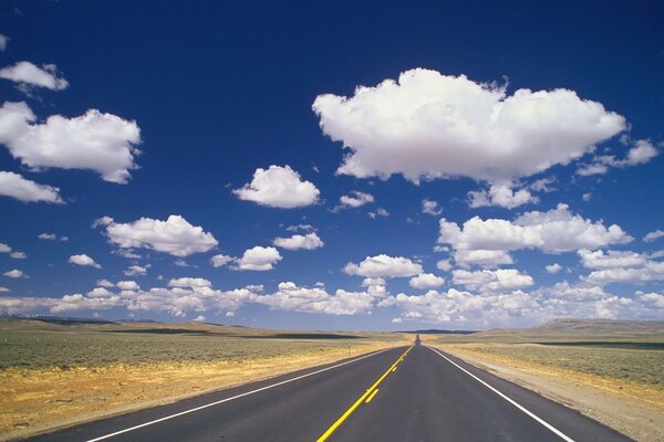 Weiße Wolken, Wolken am blauen Himmel, dreckige Straße