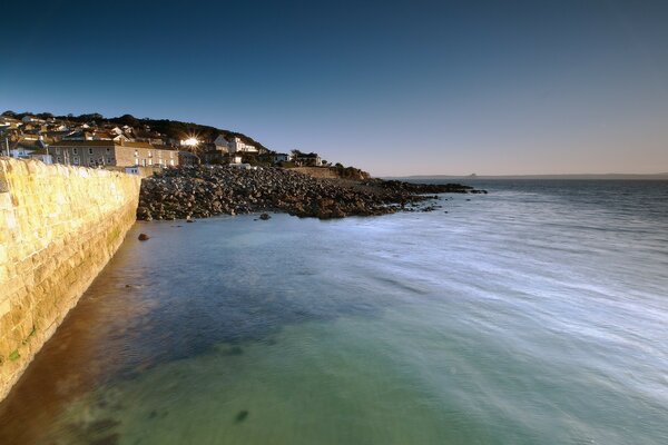 Noche en la orilla rocosa del mar