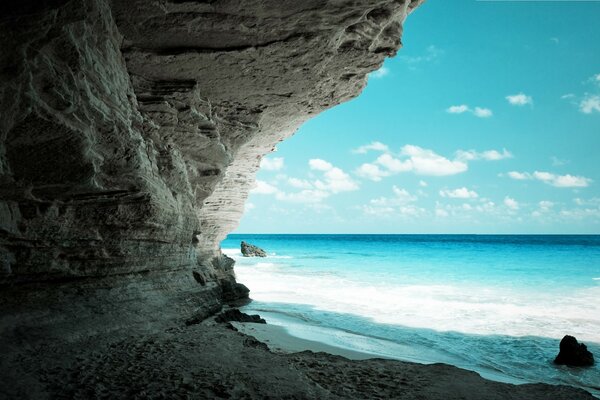 Wilder Strand in den Felsen am Meer