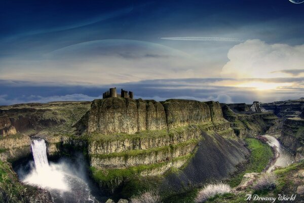 Bellissimo canyon con una potente cascata