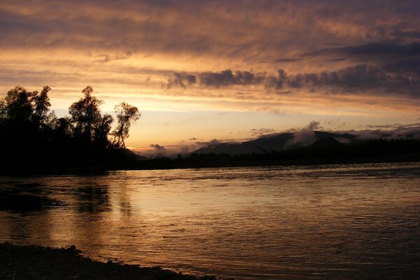 Coucher de soleil sur la rivière belle nature près de la côte