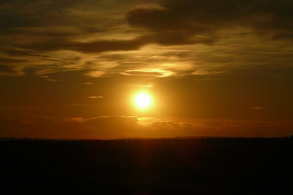 Sole dorato al tramonto sulla steppa