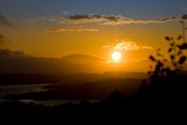 Coucher de soleil de feu dans les montagnes