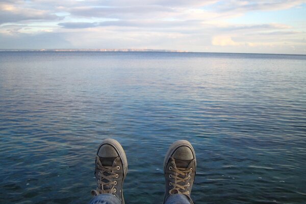 Baskets sur fond de beau lac du matin