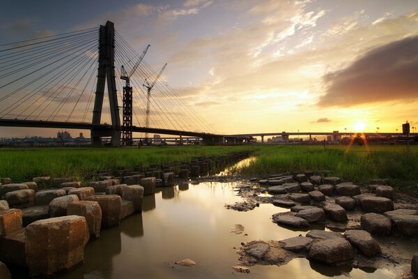 Construction d un pont au soleil couchant