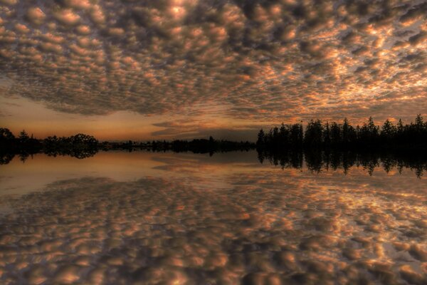 El cielo naranja y su reflejo en el lago