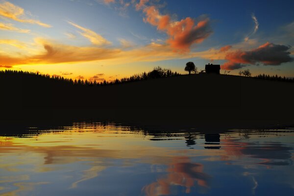 Reflejo del bosque y el cielo en el río