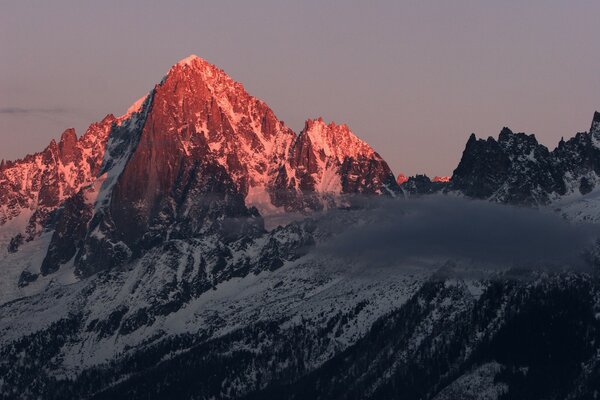 Amanecer rojo de montaña. nubes