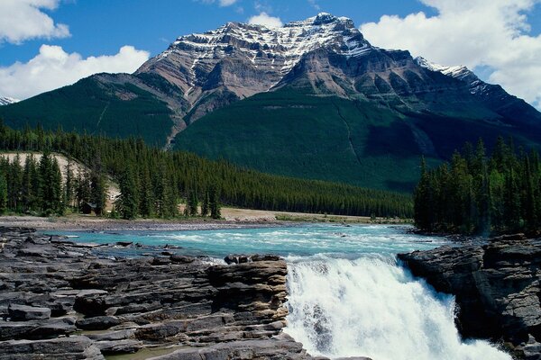 Berge am Himmel, Berg Wasserfall, Wasserfall am Wald