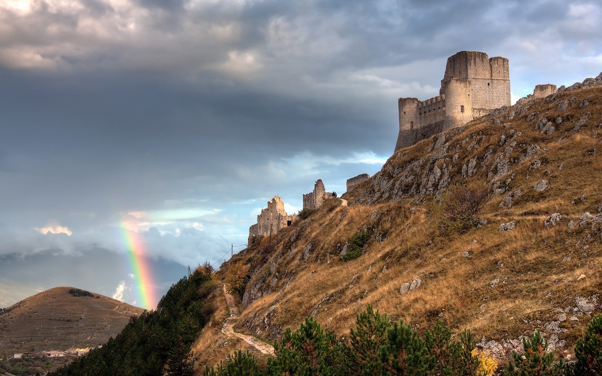 arco iris y castillo abruzzo italia italia arco iris ruinas fortaleza