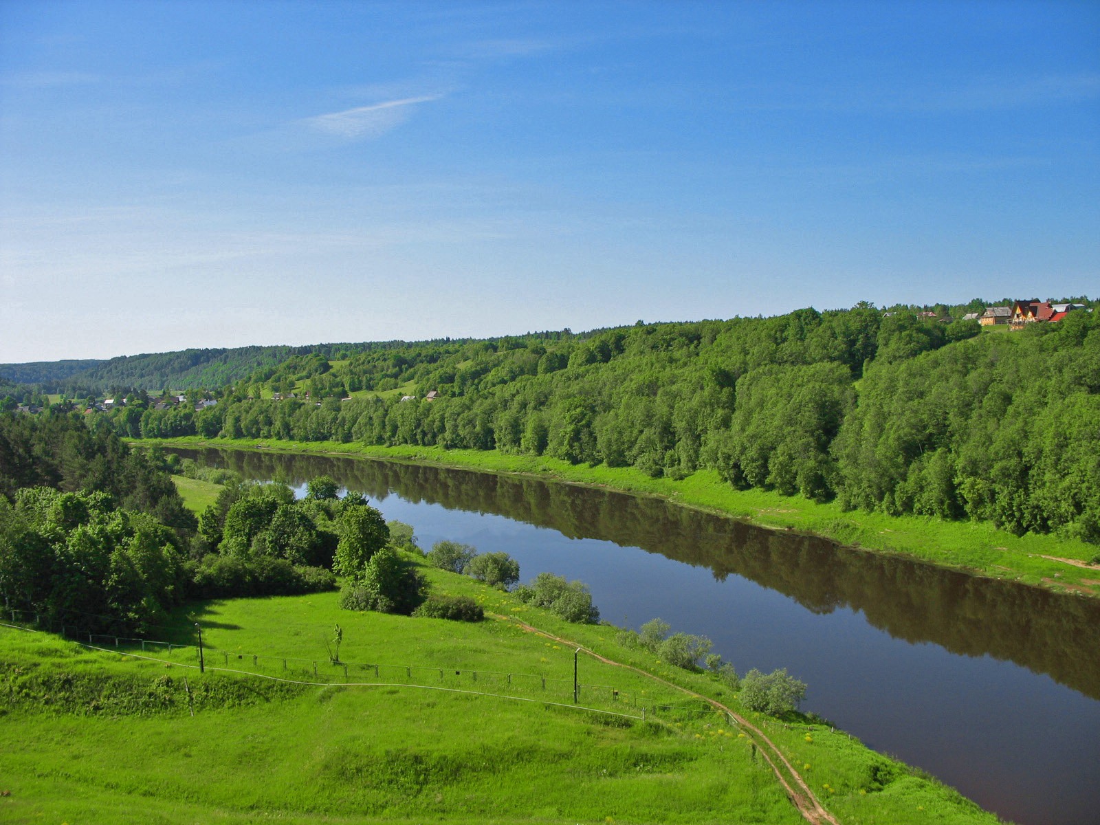 verdure ciel rivière village route