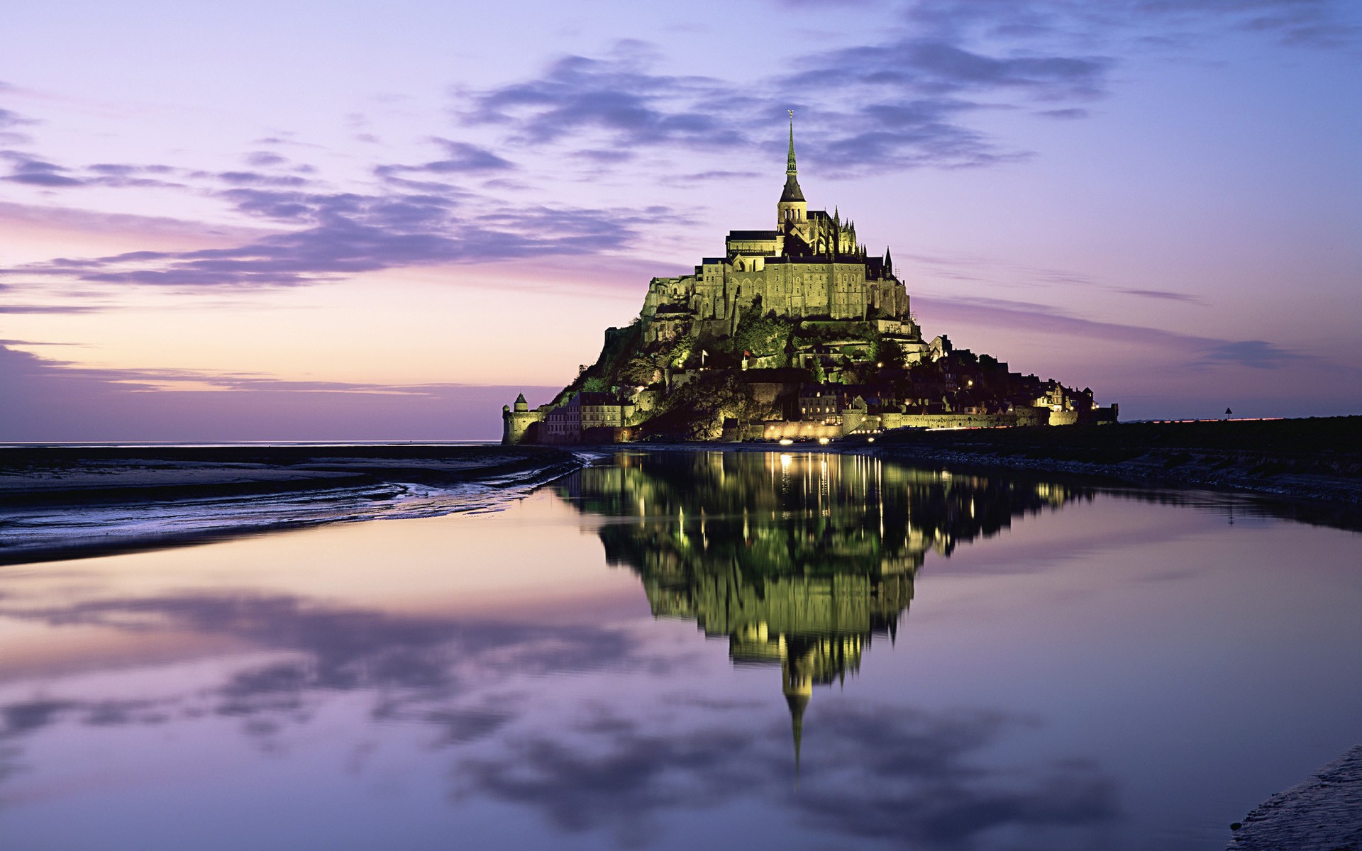 castillo montaña reflexión luces nubes cielo horizonte