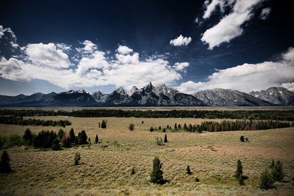 Les montagnes rocheuses vont dans tous les nuages