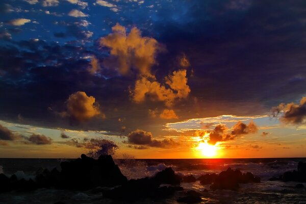 Tramonto sul mare, paesaggio affascinante