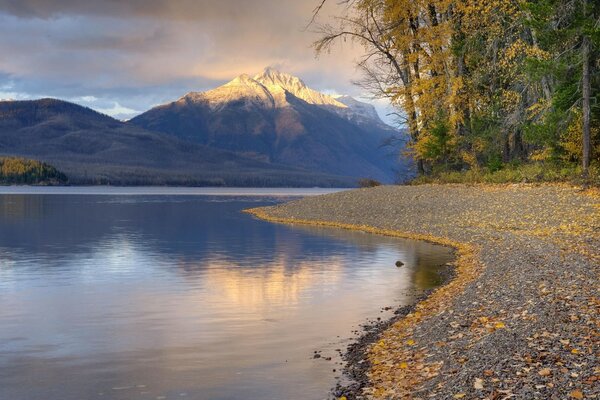 Reflejo de las montañas en el agua en otoño