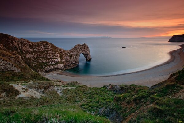 Coucher de soleil sur fond de mer et de falaises en Angleterre