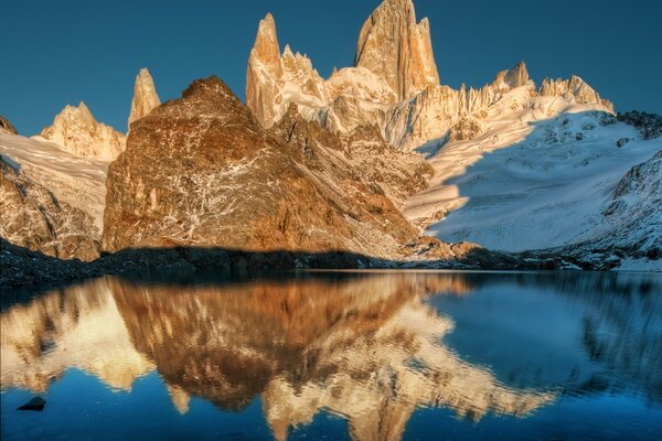 Lago limpio en las montañas. El reflejo de las montañas en el agua clara