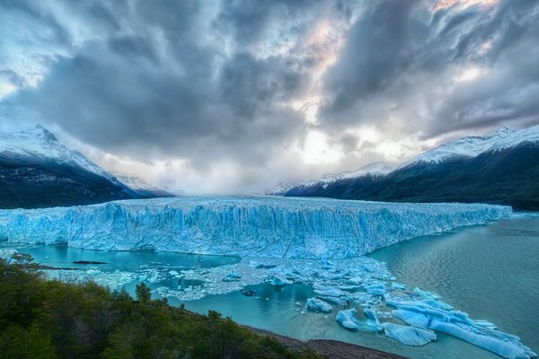 Hermoso paisaje de montañas cubiertas de nieve