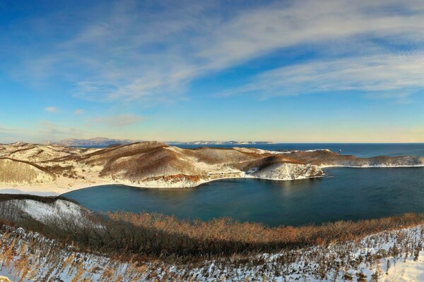 Панорама снежного берега моря