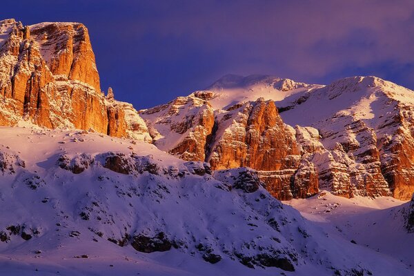 Berge im Schnee auf blauem Himmel Hintergrund