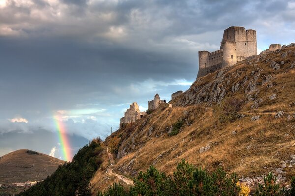 Ein Schloss auf einem Hügel . regenbogen am Himmel