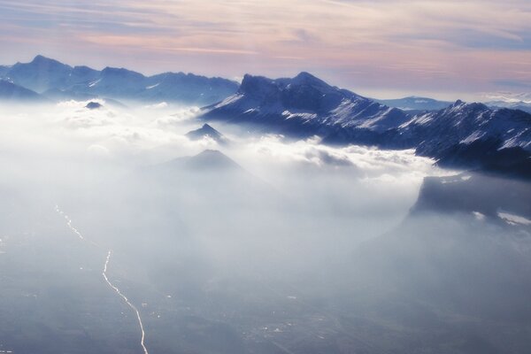 Montagnes hiver nuages rivière