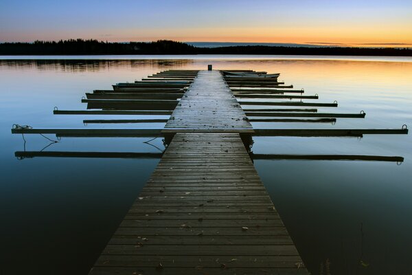 Muelle de madera en un lago liso