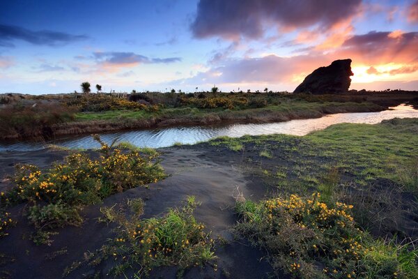 La roca se va al atardecer Celestial