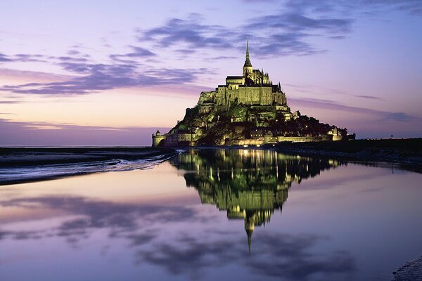 Réflexion du château dans le ciel et sur l eau