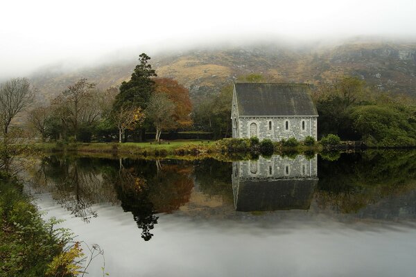 Viaje a Irlanda casa en el río