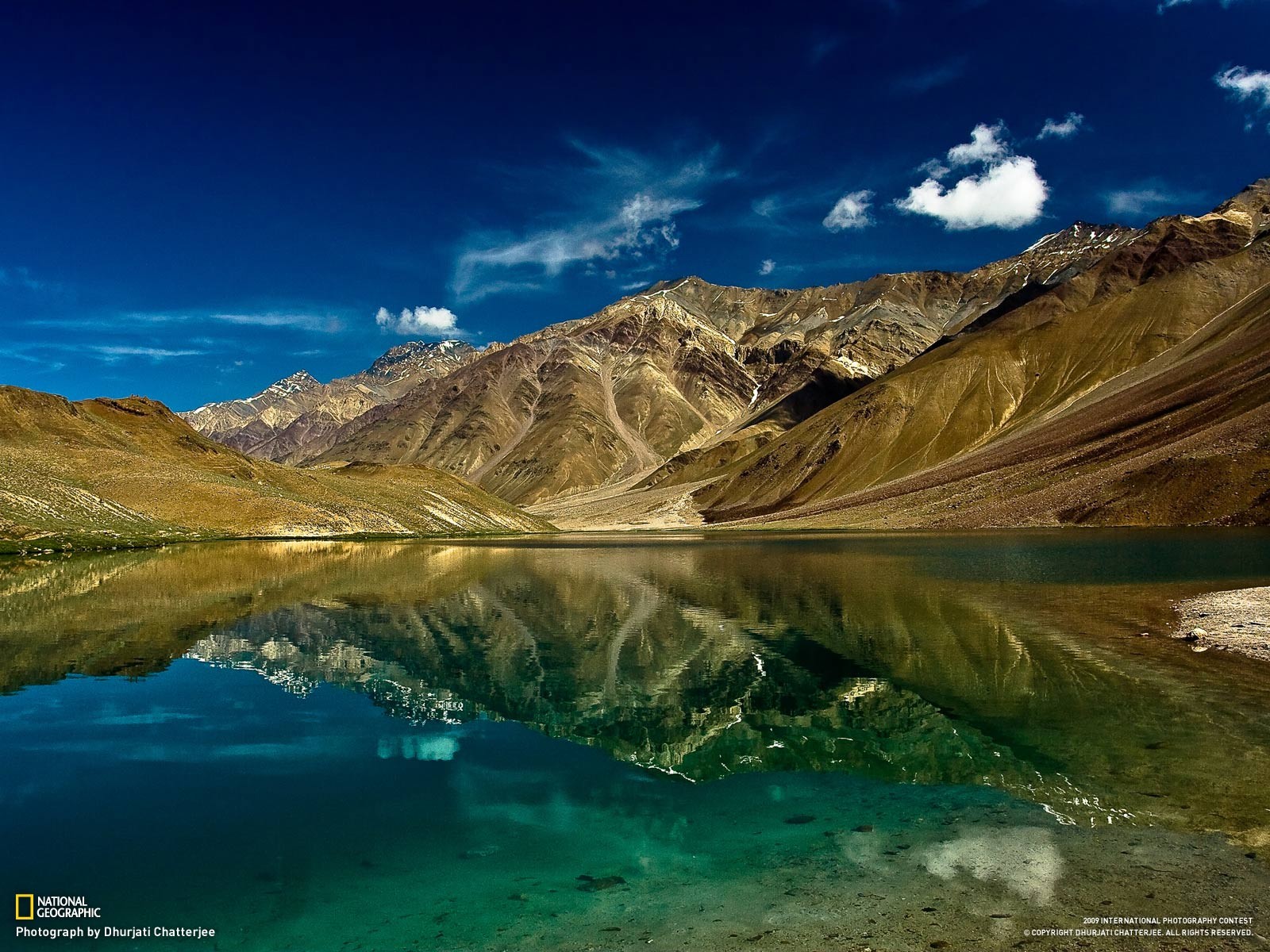 montañas lago cielo nubes reflexión