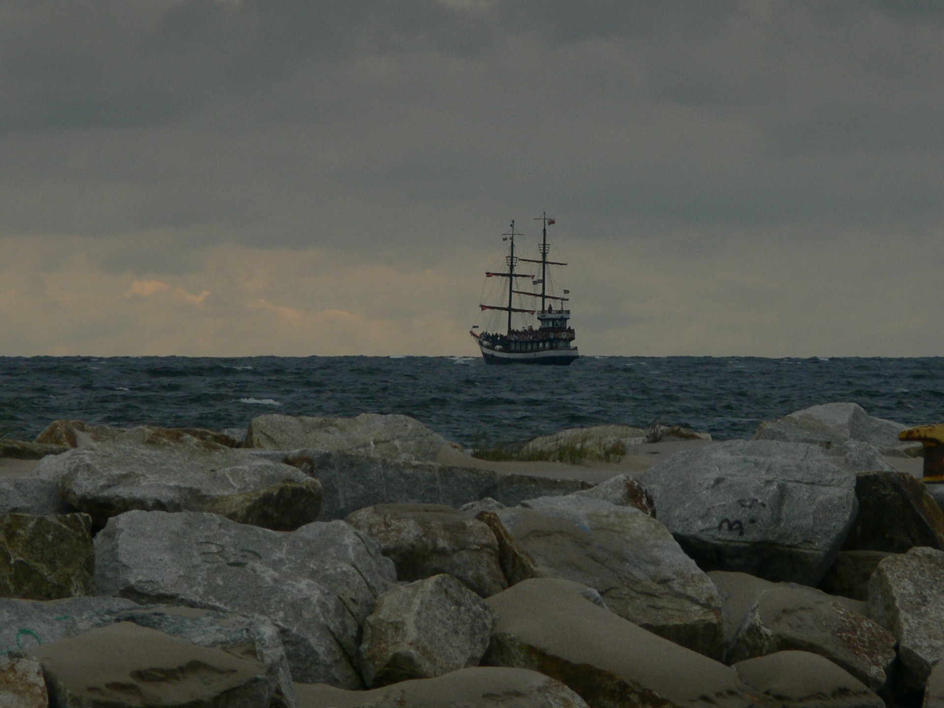 barco piedras mar agua