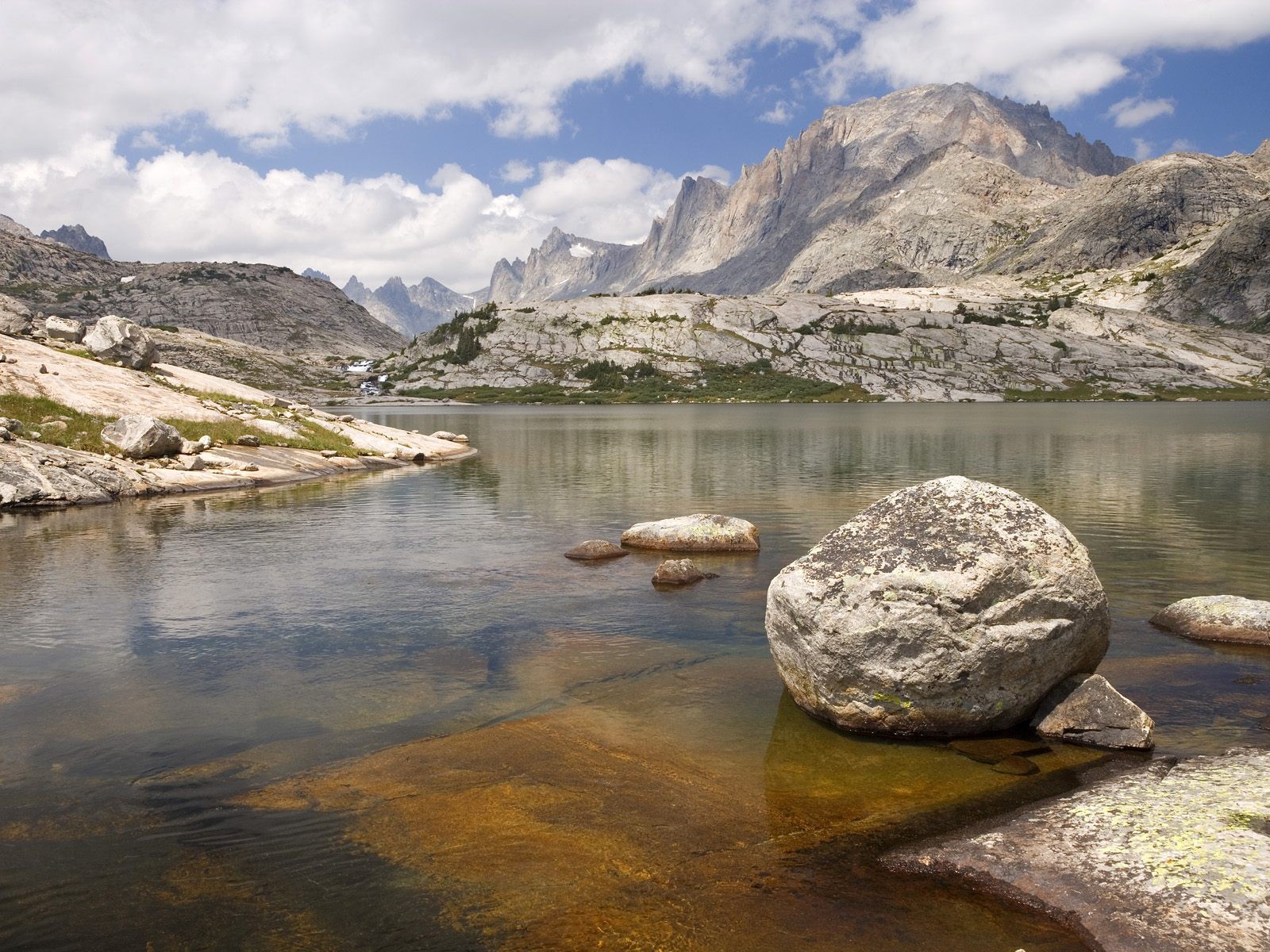 montaña río montañas piedras cielo debajo de la cuenca titcomb bosque nacional puente wyoming