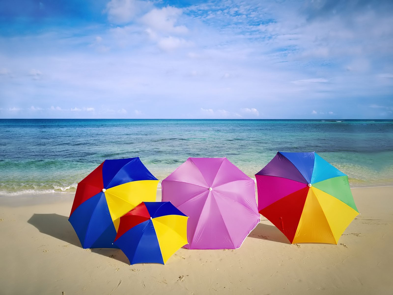 зонты пляж лето море песок горизонт небо