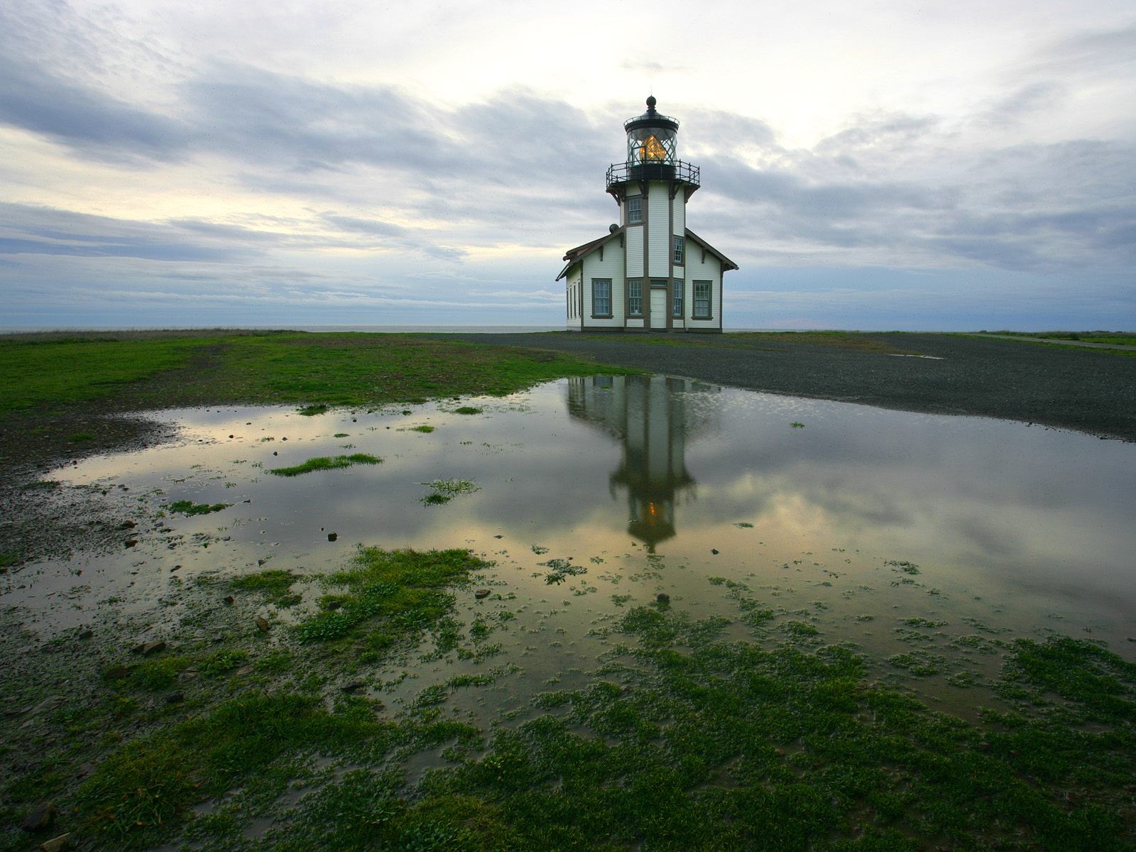 phare rive flaques d eau