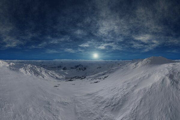 Wintersonne Schneeverwehungen der schneebedeckten Berge