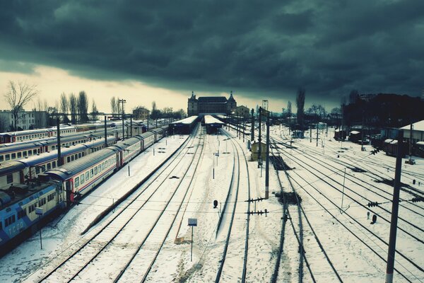 Duża stacja kolejowa z pociągami zimą