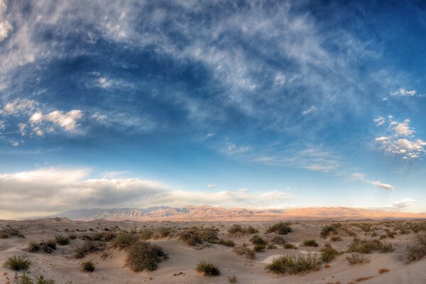 Ciel nuageux dans le désert de sable