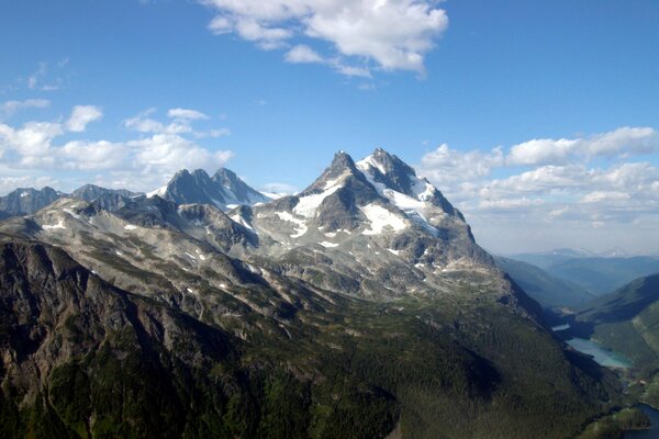 Landschaft. schneebedeckte Berge und See